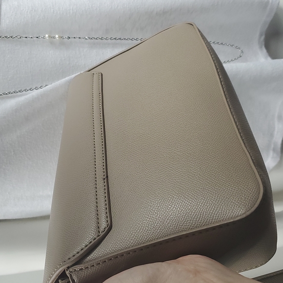 NEW Badgley Mischka Taupe Crossbody Vegan Leather Handbag with Bow and monogram. - Picture 11 of 12